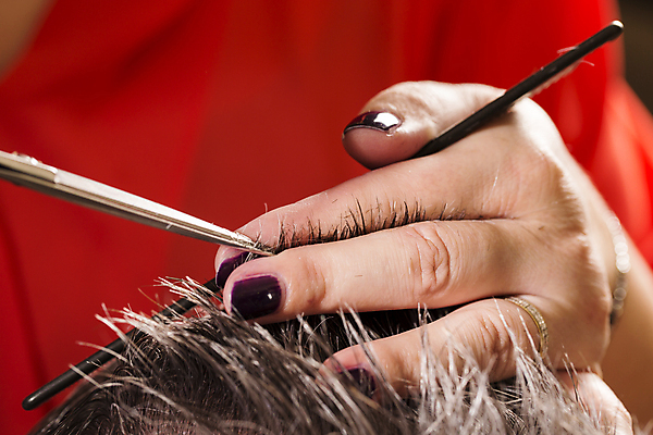 포토 JPG 해외이미지 직업 헤어스타일 남자 행복 얼굴 사람 성인 두명 옆모습 치료 빨간색 수건 유행 상점 화장품 거울 장비 잡기 붓 머리빗 칼날 미용사 이발 자르기 고객 쇼 분무기 닦기 면도기 스타일리스트 커터 해외202004 해외포토 감정 뷰포인트 컬러 의학 모션 신체부위 위생용품 뷰티 미용용품 파일형식 이미지허브