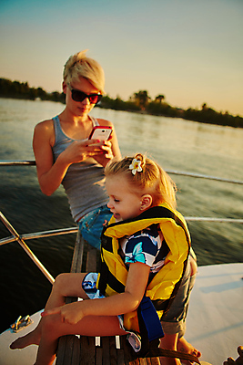 포토 JPG 해외이미지 백인 라이프스타일 여자 딸 행복 여유 어린이 바다 여행 2 요트 가족 엄마 휴가 함께함 항해 사람 소년 성인 야외 두명 물 보트 고급 갑판 뱃놀이 해외202004 해외포토 자연요소 서양인 남자 감정 컨셉 배_교통 관계 생활 전통놀이 파일형식 이미지허브