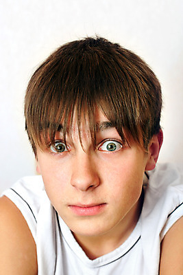 포토 JPG 해외이미지 백인 모델 1 응시 옷 남자 행복 얼굴 백그라운드 셔츠 성공 주택 실내 한명 사람 10대 머리 놀람 기쁨 에너지 흰색 표현 치아 만족 호기심 고립 사춘기 해외202004 해외포토 서양인 시선 감정 컬러 컨셉 상의 청소년 표정 내부 건물 신체부위 소화기관 파일형식 이미지허브