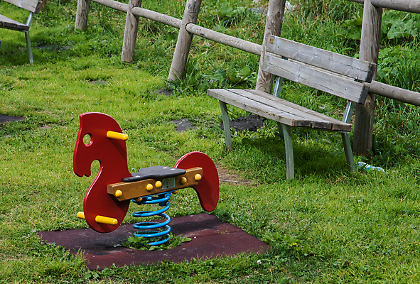 포토 JPG 해외이미지 벤치 놀이 사람없음 야외 목재 빨간색 초록색 파란색 장난감 정원 맑음 유치원 게임 놀이터 승차 그네 쉬는시간 해외202004 해외포토 나무 교육 컬러 의자 재료 모션 날씨 휴식 파일형식 이미지허브