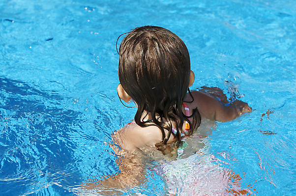 포토 JPG 해외이미지 딸 행복 어린이 웃음 사람없음 물 파란색 머리 수영 기쁨 언니 결백 천진난만 해외202004 해외포토 자연요소 감정 컬러 컨셉 가족 표정 사람 신체부위 수상스포츠 자매 파일형식 이미지허브