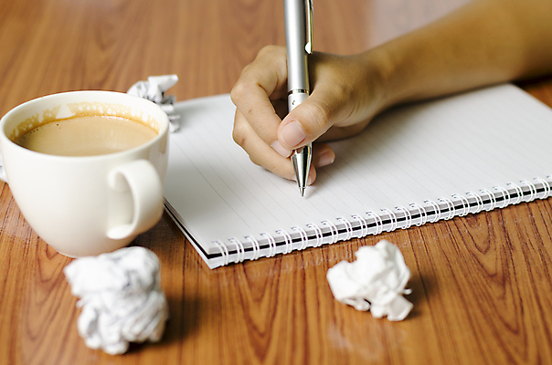 포토 JPG 해외이미지 손 커피 실내 신체부위 펜 공책 기록 잡기 소프트포커스 종이뭉치 해외202004 해외포토 종이 음료 모션 문구용품 촬영기법 사람 내부 필기구 뭉치 파일형식 이미지허브