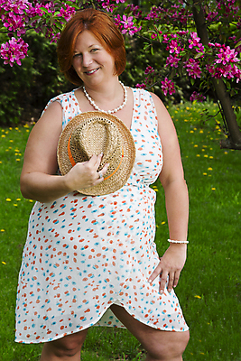 포토 JPG 해외이미지 나무 백인 라이프스타일 외관 여자 꽃 행복 40대 자연 휴식 한명 야외 초록색 장미 정원 봄 벚꽃 흰색 나뭇가지 개화 우아함 원예 원예사 해외202004 해외포토 서양인 식물 직업 1 계절 감정 컬러 중년 컨셉 사람 취미 생활 생태계 파일형식 이미지허브