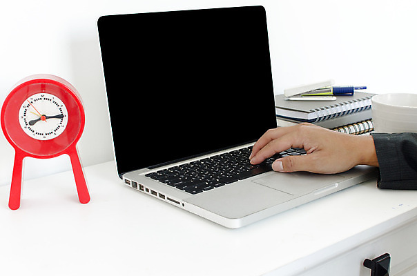 포토 JPG 해외이미지 직업 손 남자 인터넷 비즈니스 통신 관리 사람없음 노트북 컴퓨터 사무실 장비 공구 타이핑 키보드 업무 선택 바쁨 온라인 프로그래머 해외202004 해외포토 컨셉 사람 신체부위 전자제품 도구 작업 파일형식 이미지허브