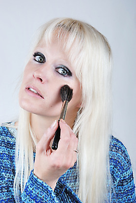 포토 JPG 해외이미지 헤어스타일 여자 얼굴 한명 성인 유행 화장품 붓 상품 볼터치 신청 해외202004 해외포토 1 사람 신체부위 화장 뷰티 파일형식 이미지허브