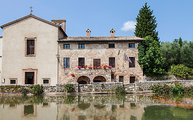 포토 JPG 해외이미지 전통 꽃 유럽 문화 여행 건축양식 지붕 주택 사람없음 야외 건물 여름 마을 이탈리아 골동품 도시 중세 역사 그림 타운 옛날 토스카나 해외202004 해외포토 식물 건축물 계절 건축 나라 파일형식 이미지허브