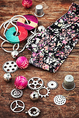 포토 JPG 해외이미지 디자인 줄 목걸이 팔찌 취미 사람없음 장식 세트 유행 보라색 수확 공구 실 우아함 수리 바느질 보석 구슬 만들기 기념품 자수 수공예 얼레 재단 감싸기 손목보호대 솜씨 필라멘트 핸드메이드 해외202004 해외포토 컬러 컨셉 농업 장신구 모션 도구 광석 공예 오브젝트 파일형식 이미지허브