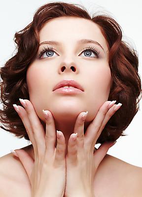 포토 JPG 해외이미지 백인 모델 손 여자 얼굴 손가락 갈색머리 건강 한명 사람 유행 회색 흰색 못 화려 우아함 닫기 손톱관리 손톱 피부 입술 스타일 해외202004 해외포토 서양인 1 헤어스타일 컬러 컨셉 모션 신체부위 공구 네일아트 파일형식 이미지허브