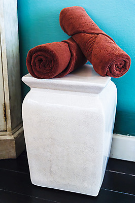 포토 JPG 해외이미지 라이프스타일 디자인 백그라운드 컨셉 의자 호텔 휴식 주택 실내 사람없음 장식 세트 수건 갈색 스파 방 흰색 롤 부드러움 테라피 해외202004 해외포토 컬러 가구 숙소 내부 건물 생활 위생용품 뷰티 감각 파일형식 이미지허브