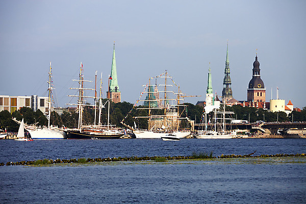 포토 JPG 해외이미지 유럽 여행 요트 교통시설 하늘 항해 파노라마 사람없음 물 여름 파란색 강 도시풍경 교회 탑 항구 도시 보트 중세 역사 클래식 큼 크루즈 복고 함선 해군 해적 포트 타운 스카이라인 돛대 라트비아 레가타 리가 옛날 해외202004 해외포토 자연요소 건축물 계절 나라 컬러 교통 컨셉 배_교통 종교건축 군대 촬영기법 북유럽 풍경 건물 크기 도둑 시설 파일형식 이미지허브