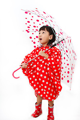 포토 JPG 해외이미지 1 라이프스타일 응시 여자 행복 어린이 우산 장난 놀이 날씨 부츠 한명 서기 사람 동양인 빨간색 중국 기쁨 코트 표현 잡기 보호 예측 말레이시아 방수 스타일 해외202004 해외포토 시선 감정 아시아 컬러 신발 컨셉 모션 인종 생활 외투 파일형식 이미지허브