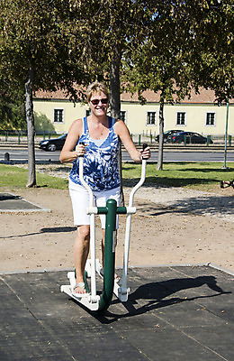 포토 JPG 해외이미지 라이프스타일 공원 여자 행복 스포츠 신체 건강 한명 사람 성인 선글라스 운동 장비 기차 연습 체육관 리스본 해외202004 해외포토 1 공공시설 감정 안경 육상교통 대중교통 생활 파일형식 이미지허브