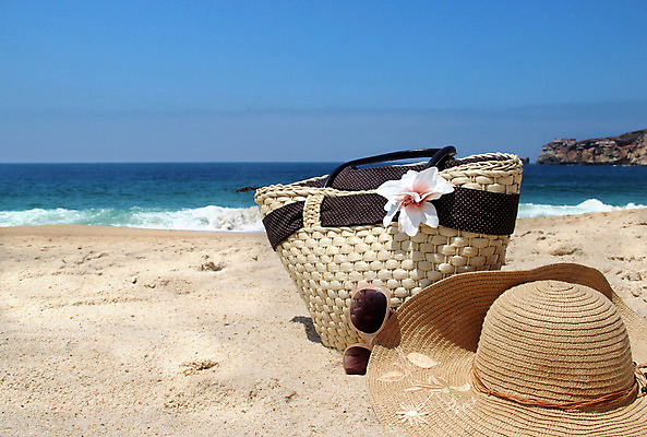 포토 JPG 해외이미지 여자 꽃 안경 모래 파도 바다 여행 가방 휴가 휴식 사람없음 장식 물 여름 파란색 빛 모래사장 선글라스 흰색 선탠 활 휴양지 밀짚 해외202004 해외포토 자연요소 식물 잡화 계절 컬러 컨셉 사람 장소 짚 파일형식 이미지허브