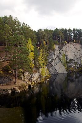 포토 JPG 해외이미지 나무 구름 호수 여행 자연 휴식 산 풍경 사람없음 야외 초록색 물 반사 노란색 침묵 가을 바위 가장자리 고독 매끈함 9월 지역 고체 해외202004 해외포토 자연요소 식물 계절 감정 컬러 컨셉 소리 돌_바위 감각 날짜 둘레 생태계 파일형식 이미지허브