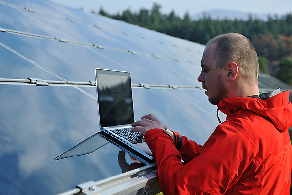 포토 JPG 해외이미지 주간 남자 한명 상반신 성인 야외 옆모습 노트북 타이핑 태양에너지 집열판 성인남자한명만 해외202004 해외포토 자연요소 1 뷰포인트 사람 전자제품 그린에너지 남자한명만 성인남자만 파일형식 이미지허브
