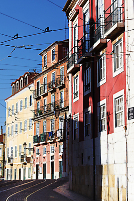 포토 JPG 해외이미지 전통 유럽 선 여행 백그라운드 건축양식 휴가 거리 사람없음 빨간색 노란색 환경 수확 도시 역사 포르투갈 언덕 전차 좁은 지역 건너기 리스본 옛날 해외202004 해외포토 건축 나라 육상교통 컬러 농업 모션 대중교통 파일형식 이미지허브