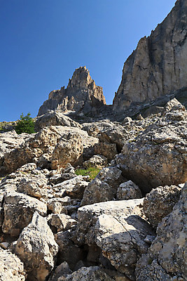 포토 JPG 해외이미지 길 여행 자연 하늘 산 풍경 경사 사람없음 야외 여름 파란색 골짜기 계곡 이탈리아 등산 하이킹 그룹 오솔길 알프스 암초 해외202004 해외포토 계절 유럽 컬러 레저 트래킹 생태계 파일형식 이미지허브
