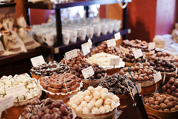 포토 JPG 해외이미지 전통 기념일 커피 음식 디저트 콩 발렌타인데이 사탕 종류 선물 사람없음 장식 상자 갈색 상점 초콜릿 식사 어둠 희망 우유 축하 대접 시장 달콤 맛 유혹 설탕 가득함 크림 벨기에 코코넛 칼로리 모음 코코아 해외202004 해외포토 감정 음료 컬러 컨셉 과일 데이이벤트 유제품 곡류 이벤트 한글 서유럽 파일형식 이미지허브