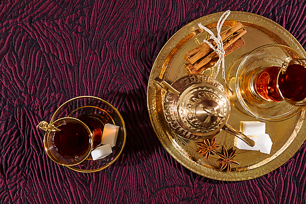 포토 JPG 해외이미지 전통 접시 문화 음료 유리 쟁반 동양인 사람없음 컵 가로 빨간색 갈색 금속 숟가락 검은색 뜨거움 액체 막대기 황금 달콤 찻주전자 컵받침 아로마 향 동쪽 칠면조 시나몬 해외202004 해외포토 식기 컬러 재질 조류 주전자 수저 인종 맛 방향 받침대 파일형식 이미지허브