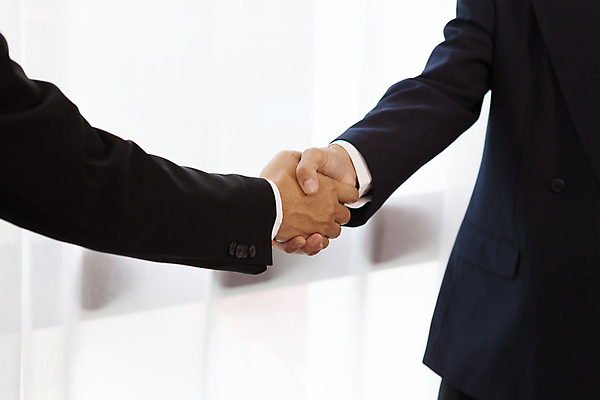 포토 JPG 해외이미지 직업 손 남자 백그라운드 컨셉 비즈니스 통신 성공 협력 악수 함께함 사람 정장 성인 사람없음 믿음 우정 거래 흰색 축하 인사 비즈니스맨 계약 사인 만족 상업 동맹 떨림 고립 동의 정중 통일 해외202004 해외포토 옷 감정 컬러 모션 손짓 신체부위 친구 예절 직장인 파일형식 이미지허브