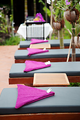 포토 JPG 해외이미지 아시아 가구 의자 호텔 휴가 휴식 수영장 사람없음 야외 목재 물 수건 고급 당구 휴양지 해외202004 해외포토 자연요소 나무 나라 생활용품 컨셉 재료 숙소 위생용품 구기 장소 파일형식 이미지허브