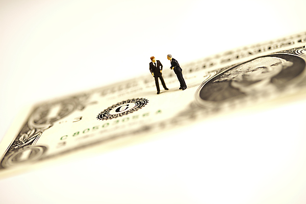 포토 JPG 해외이미지 회의 실내 대화 협상 사람없음 금융 달러 비즈니스맨 토론 흰배경 외화 금융비즈니스 인물미니어처 해외202004 해외포토 남자 백그라운드 돈 비즈니스 말하기 내부 경제 미니어처 흰색 직장인 파일형식이미지허브 