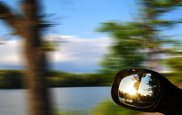 포토 JPG 해외이미지 나무 응시 도로 여행 창문 교통시설 자동차 유리 풍경 사람없음 옆모습 초록색 반사 일출 일몰 거울 운전 흰색 소프트포커스 숲 속도 과거 고립 특별함 해외202004 해외포토 식물 시선 길 육상교통 뷰포인트 컬러 교통 컨셉 모션 재질 촬영기법 노을 시설 파일형식 이미지허브