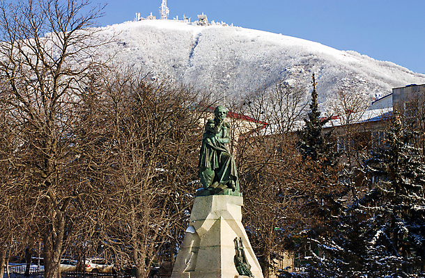 포토 JPG 해외이미지 나무 조각 여행 겨울 자연 하늘 산 사람없음 야외 파란색 햇빛 금속 바위 숲 러시아 청동 천연기념물 명승지 시인 해외202004 해외포토 식물 직업 계절 유럽 컬러 재질 풍경 태양 돌_바위 생태계 파일형식 이미지허브