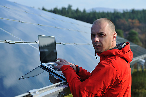포토 JPG 해외이미지 주간 남자 한명 상반신 성인 야외 옆모습 노트북 타이핑 태양에너지 집열판 성인남자한명만 해외202004 해외포토 자연요소 1 뷰포인트 사람 전자제품 그린에너지 남자한명만 성인남자만 파일형식 이미지허브