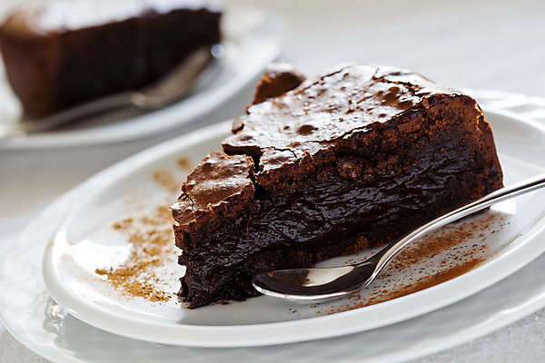 포토 JPG 해외이미지 식기 접시 음식 디저트 사람없음 갈색 노란색 케이크 초콜릿 숟가락 검은색 어둠 흰색 닫기 은색 시나몬 페스츄리 해외202004 해외포토 빵 컬러 모션 수저 파일형식 이미지허브