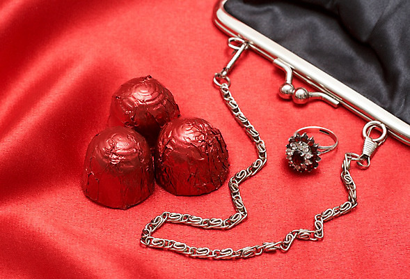 포토 JPG 해외이미지 음식 가방 장신구 디저트 기념 발렌타인데이 사탕 선물 사랑 요리 사람없음 장식 빨간색 컬러풀 요식업 초콜릿 희망 기쁨 하트 축하 대접 반지 원형 지갑 황금 달콤 은색 작음 핸들 보석 실크 다이아몬드 약혼 가넷 미니 비용 해외202004 해외포토 모양 도형 잡화 감정 산업 컬러 결혼 컨셉 데이이벤트 경제 직물 맛 크기 광석 약속 파일형식 이미지허브