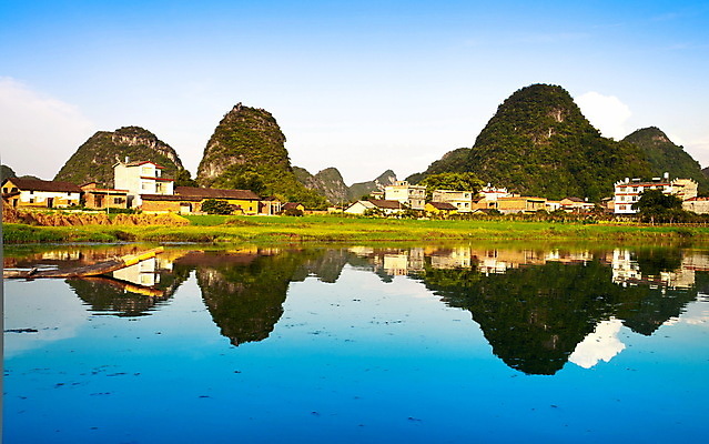 포토 JPG 해외이미지 전통 아시아 여행 자연 하늘 휴가 산 동양인 풍경 사람없음 야외 초록색 물 강 반사 마을 중국 시골 그리기 보트 언덕 수로 지역 해외202004 해외포토 자연요소 나라 컬러 배_교통 모션 인종 생태계 파일형식 이미지허브