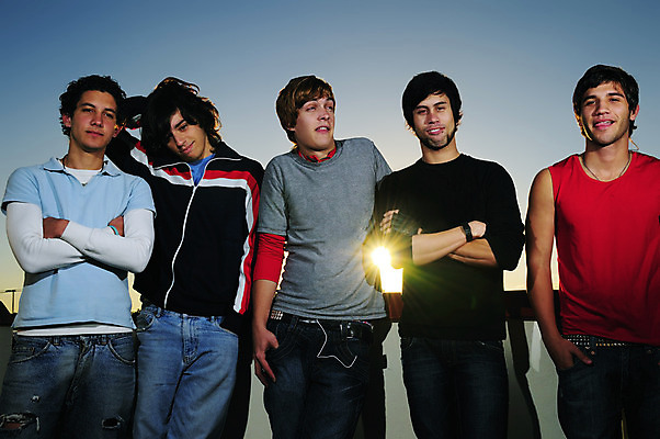 포토 JPG 해외이미지 학생 응시 남자 행복 포즈 컨셉 함께함 서기 사람 소년 여러명 20대 성인 야외 친구 유행 우정 도시 악단 자신감 그룹 결합 시원함 다인종 히스패닉 스타일 해외202004 해외포토 시선 감정 어린이 음악 다수 관계 모션 인종 청년 파일형식 이미지허브