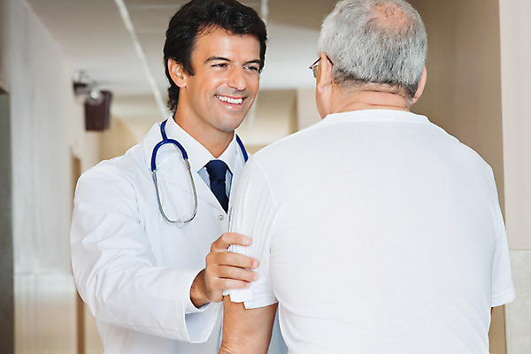 포토 JPG 해외이미지 백인 직업 응시 노년 남자 행복 2 청진기 병원 서기 미소 사람 성인 두명 가로 환자 의사 잡기 도움 은퇴 테라피 시민 돌봄 섞기 연금 옛날 재활 지원 헬프 해외202004 해외포토 서양인 시선 감정 컨셉 의학 의료기기 모션 표정 치료 뷰티 의료진 국민 파일형식 이미지허브