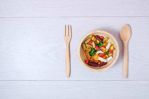 포토 JPG 해외이미지 음식 오렌지 건강 사람없음 빨간색 파란색 컬러풀 알약 약 노란색 상점 흰색 약국 암 알레르기 당뇨병 마약 복용 약사 해외202004 해외포토 컬러 과일 의학 질병 파일형식 이미지허브