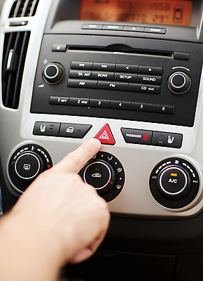 포토 JPG 해외이미지 손 실내 경고 신체부위 가리킴 누름 삼각형 위험 스위치 비상등 해외202004 해외포토 도형 컨셉 모션 사람 손짓 내부 파일형식 이미지허브