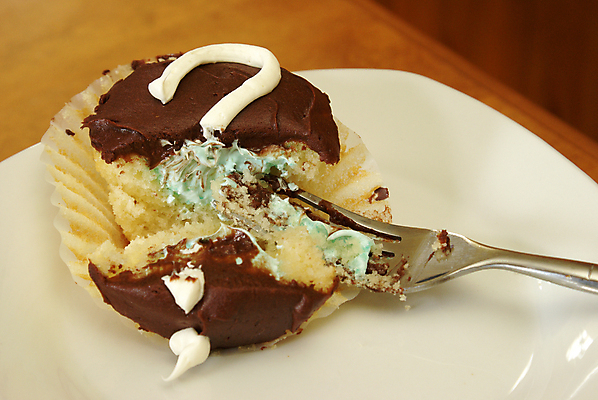 포토 JPG 해외이미지 1 접시 어린이 음식 포크 컨셉 탁자 엄마 디저트 기념 실내 이벤트 소년 사람없음 장식 가로 파란색 갈색 파티 케이크 초콜릿 얼음 놀람 임신 축하 아기 신선 선택 달콤 질문 컵케이크 보여주기 성별 반투명 핸드메이드 시리즈 프로스팅 해외202004 해외포토 자연요소 식기 남자 감정 컬러 가구 가족 모션 표정 사람 내부 맛 제빵 파일형식 이미지허브