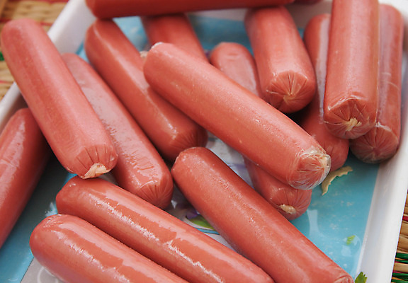 포토 JPG 해외이미지 음식 태국 도마 육류 돼지고기 요리 사람없음 목재 쌓기 그룹 소시지 일회용 플라스틱 날것 패키지 핫도그 훈제 프랑크푸르트 해외202004 해외포토 나무 아시아 식재료 재료 모션 재질 주방용품 패스트푸드 독일 도시 가공식품 파일형식 이미지허브