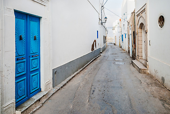 포토 JPG 해외이미지 전통 디자인 외관 도로 건축양식 창문 아프리카 거리 주택 프레임 자물쇠 손잡이 사람없음 야외 건물 목재 장식 파란색 문 마을 페인트 회색 흰색 도시 고명 대문 타운 단계 옛날 튀니지 스타일 해외202004 해외포토 나무 건축물 건축 나라 길 컬러 재료 교통시설 파일형식 이미지허브