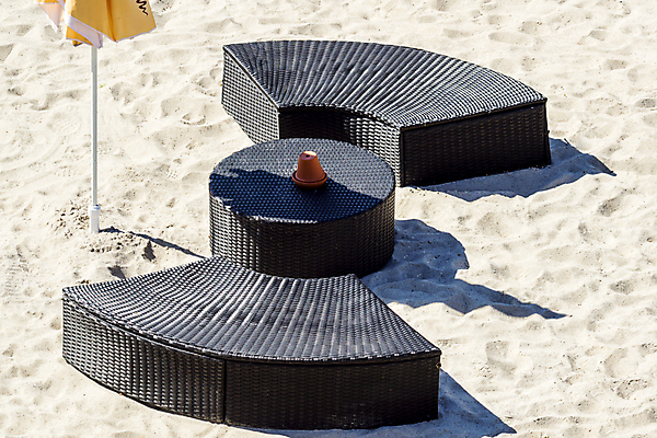 포토 JPG 해외이미지 모래 가구 의자 우산 탁자 사람없음 야외 가로 소파 갈색 흰색 해외202004 해외포토 컬러 생활용품 파일형식 이미지허브