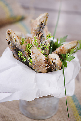 포토 JPG 해외이미지 실내 통 사람없음 튀김 담기 멸치 앤초비 종이호일 해외202004 해외포토 음식 모션 어류 내부 파일형식 이미지허브