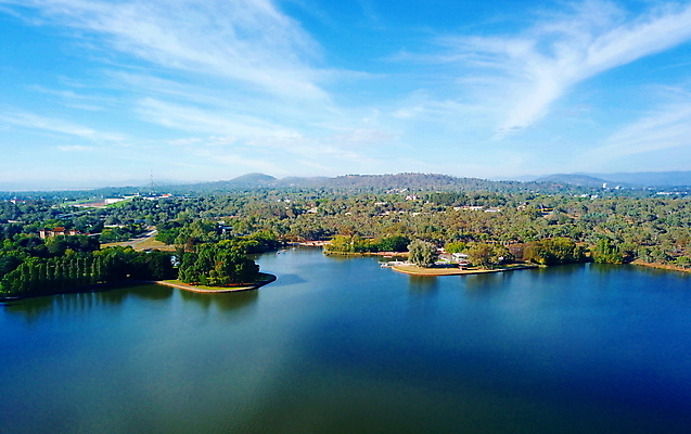 포토 JPG 해외이미지 나무 공원 도로 호수 하늘 산 거리 주택 안테나 파노라마 풍경 사람없음 야외 건물 파란색 강 도시풍경 사무실 탑 검은색 축제 도시 도심 호주 영토 스카이라인 국회 해외202004 해외포토 식물 건축물 공공시설 길 컬러 비즈니스 통신 교통시설 촬영기법 오세아니아 파일형식 이미지허브