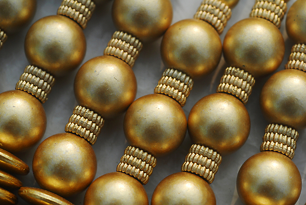 포토 JPG 해외이미지 여자 백그라운드 패턴 장신구 공 기념 발렌타인데이 선물 사랑 미술 사람없음 장식 빛 유행 금속 페인트 바위 황금 고급 보석 구슬 심볼 사인 질감 약혼 고립 스타일 해외202004 해외포토 감정 결혼 컨셉 무늬 데이이벤트 재질 문화예술 사람 돌_바위 광석 약속 파일형식 이미지허브