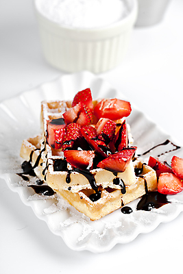 포토 JPG 해외이미지 그릇 접시 조각 딸기 사람없음 와플 슈가파우더 초코시럽 해외포토 식기 과일 디저트 초콜릿 시럽 파일형식 이미지허브