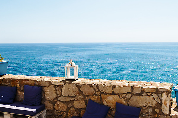 포토 JPG 해외이미지 유럽 음식 바다 여행 가구 백그라운드 의자 탁자 호텔 휴가 사람없음 야외 물 파란색 식당 카페 흰색 휴게실 고급 지중해 휴양지 점심식사 해외202004 해외포토 자연요소 나라 컬러 생활용품 컨셉 숙소 상점 식사 장소 파일형식 이미지허브