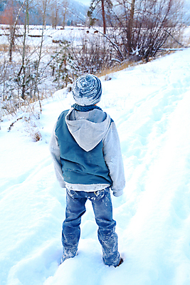 포토 JPG 해외이미지 백인 라이프스타일 계절 행복 어린이 겨울 장난 자연 한명 사람 소년 청년 야외 파란색 환경 목도리 재킷 추위 표현 내추럴 결백 해외202004 해외포토 서양인 1 잡화 남자 감정 컬러 성인 생활 외투 생태계 파일형식 이미지허브