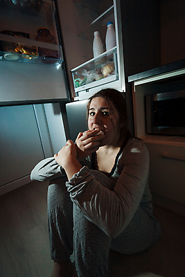 포토 JPG 해외이미지 백인 1 라이프스타일 여자 행복 백그라운드 다이어트 디저트 주택 실내 한명 미소 사람 앉기 성인 유행 문 케이크 주방 저녁식사 신선 잠 오픈 날짜 기다림 도넛 달콤 먹기 냉장고 푸딩 토막 점심식사 식욕 악몽 해외202004 해외포토 서양인 감정 음식 모션 표정 건강 내부 건물 생활 식사 가전제품 맛 파일형식 이미지허브