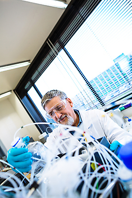 포토 JPG 해외이미지 백인 직업 1 여자 남자 얼굴 과학 노동자 건강 병원 현미경 실험 한명 사람 성인 스터디 약 머리 장비 의사 코트 흰색 업무 액체 기술자 실험실 과학자 플라스크 분석 생물학 비커 가스 고립 돌봄 화학물질 화학자 해외202004 해외포토 서양인 교육 컬러 컨셉 의학 모션 실험기구 신체부위 학습 외투 의료진 작업 화학 학자 파일형식 이미지허브