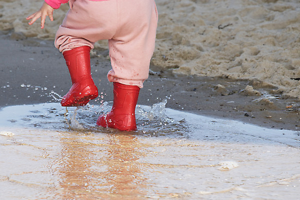포토 JPG 해외이미지 계절 행복 어린이 바다 장난 자연 날씨 부츠 장화 사람없음 야외 빨간색 물 점프 봄 산책 젖음 가을 물방울 떨어짐 웅덩이 진흙 고무 스플래쉬 해외202004 해외포토 자연요소 감정 컬러 신발 컨셉 모션 휴식 사람 생태계 파일형식 이미지허브