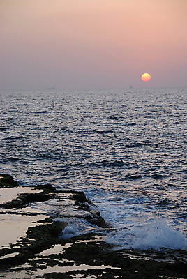 포토 JPG 해외이미지 파도 바다 여행 자연 조류 하늘 아침 날씨 휴가 휴식 풍경 사람없음 야외 빨간색 물 빛 햇빛 태양 일출 침묵 황혼 일몰 새벽 흐름 바위 서핑 황금 가장자리 야간 저녁 멀티 수평선 해외202004 해외포토 주간 자연요소 동물 컬러 컨셉 노을 소리 돌_바위 수상스포츠 둘레 생태계 파일형식 이미지허브